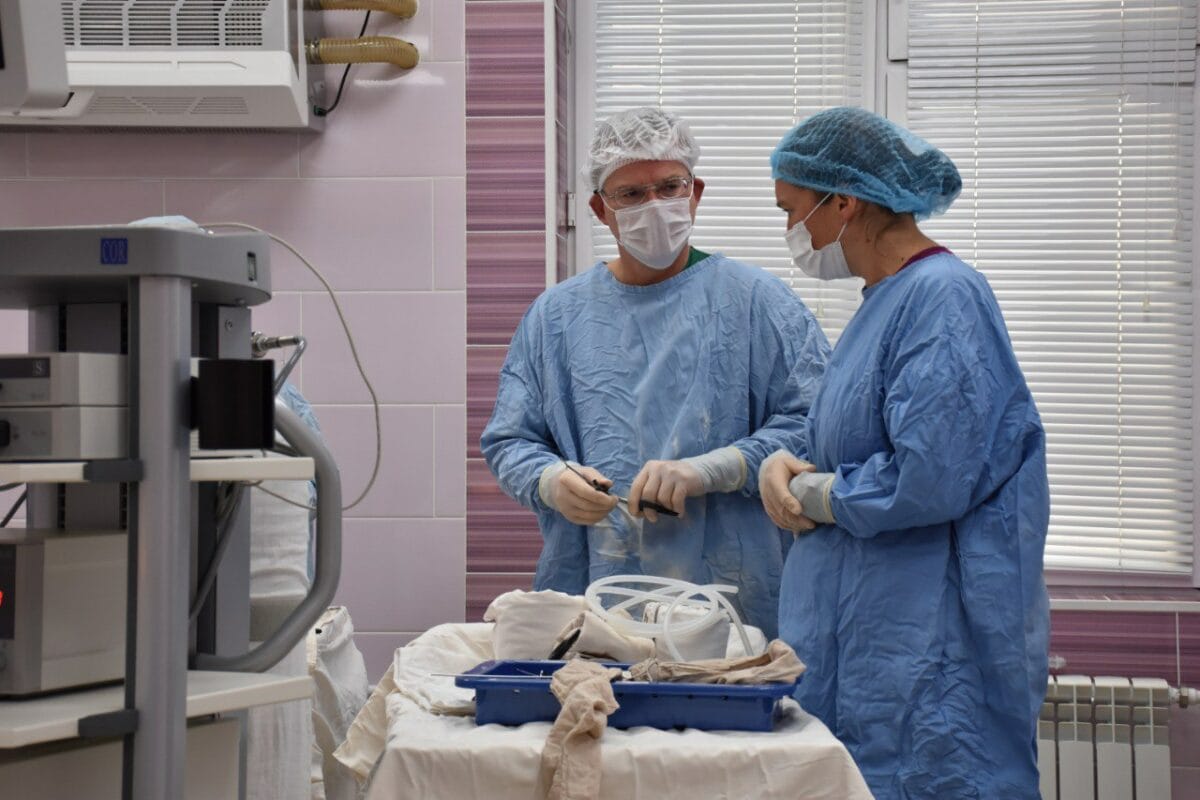 Dr Christian Kruppa and Dr Katrin Schuchard, following a minimally invasive surgery in Tashkent