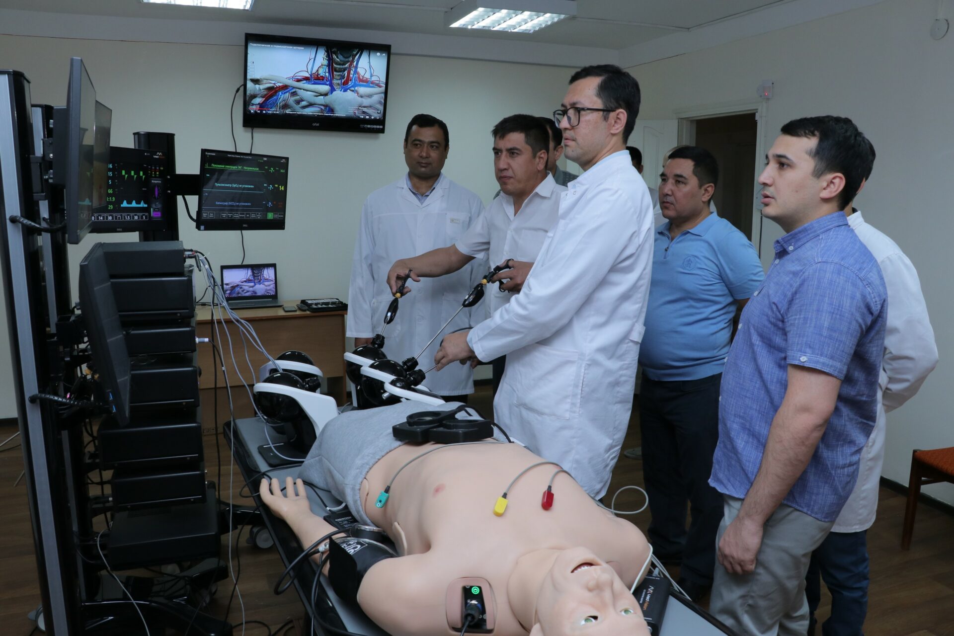 Trainees carry out a laparoscopic procedure on Leonardo