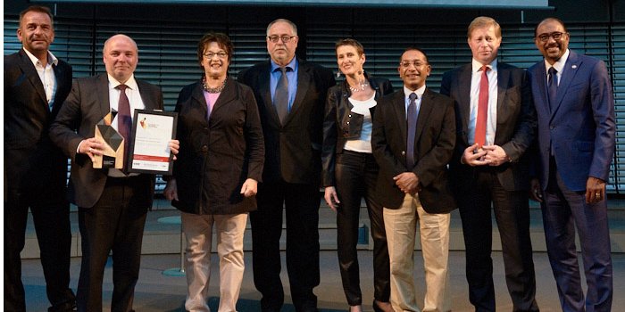 Brigitte Zypries, Minister of Economic Affairs and Energy (third from left) and Michel Sidibé, Executive Director of UNAIDS (far right) with representatives of Mach4, GIZ and Right to Care after the presentation of the German Global Health Award