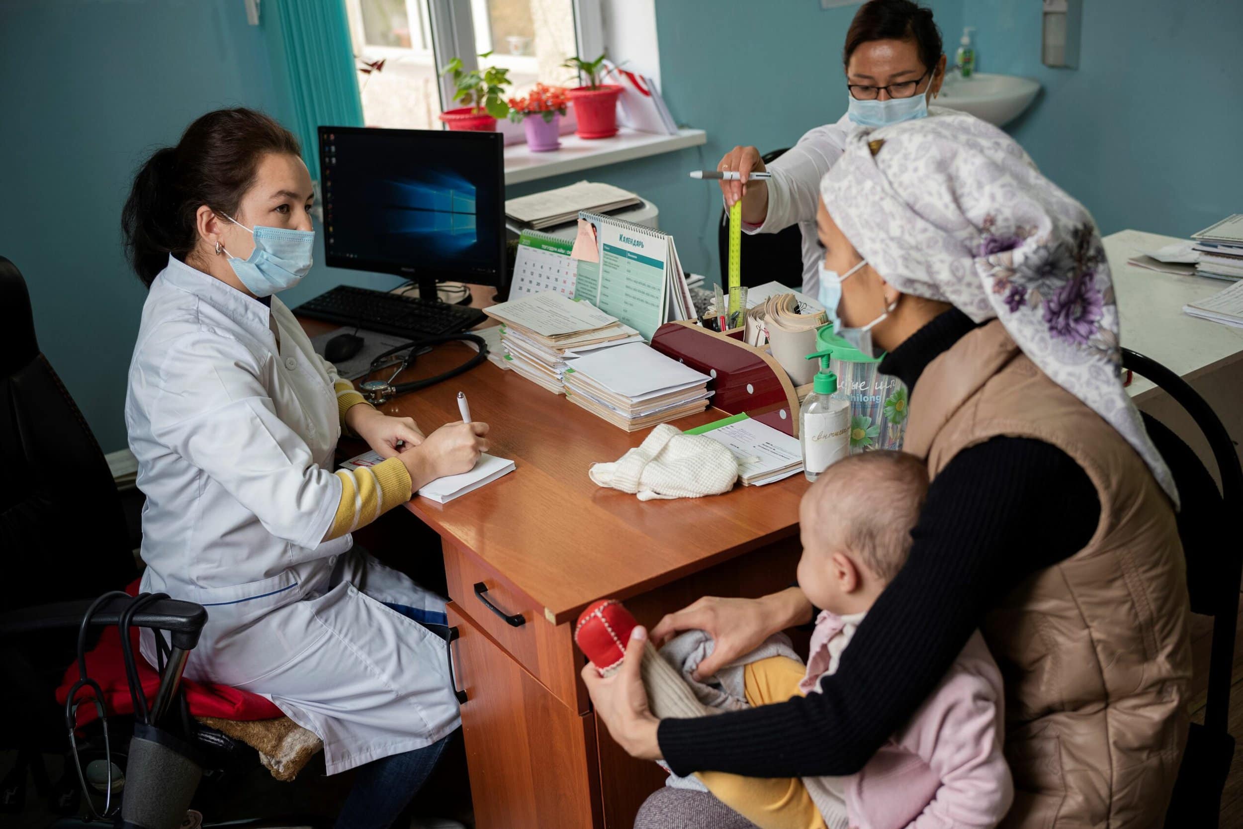Personenzentrierte medizinische Grundversorgung in Kirgisistan: Hausärzt*innen und Krankenpfleger*innen lernen vom kasachischen Modell